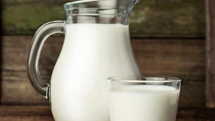 喝纯牛奶对皮肤好吗